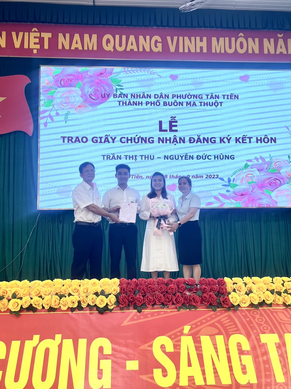 Lễ trao Giấy chứng nhận kết hôn